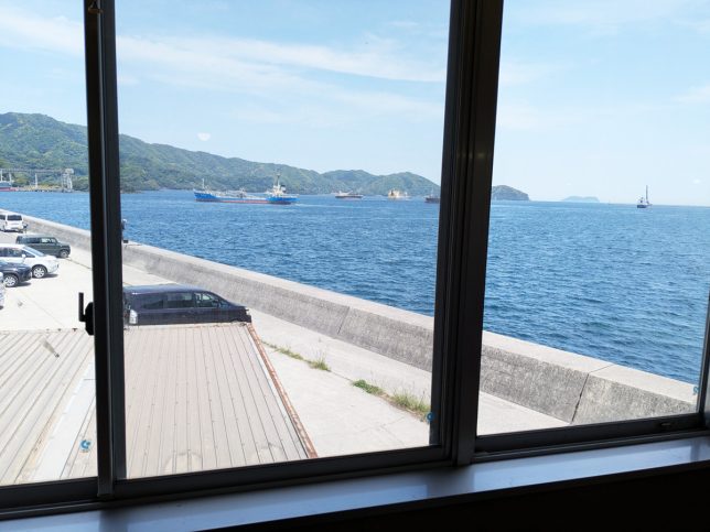 窓から海