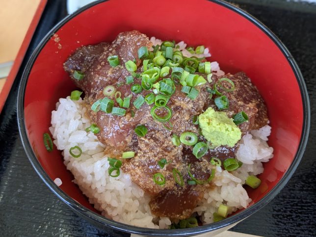 本まぐろ丼アップ
