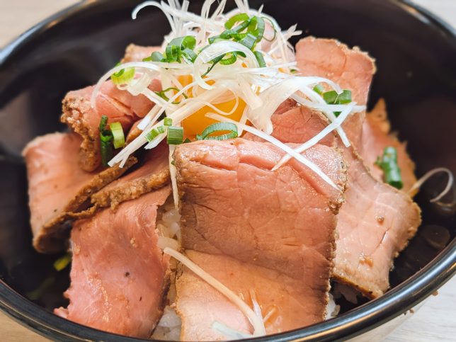 ローストビーフ丼アップ