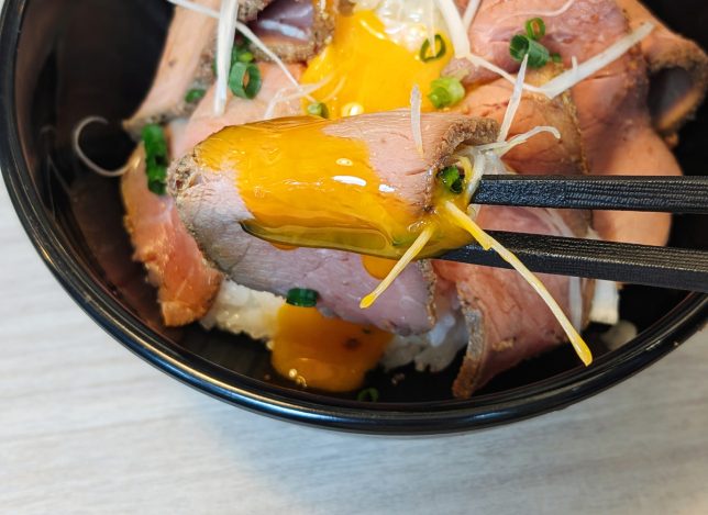 ローストビーフ卵黄箸上げ