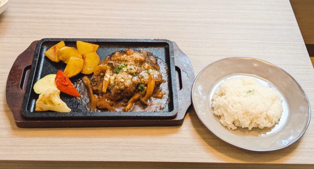 グリルハンバーグ（カレーソース）　￥1,200