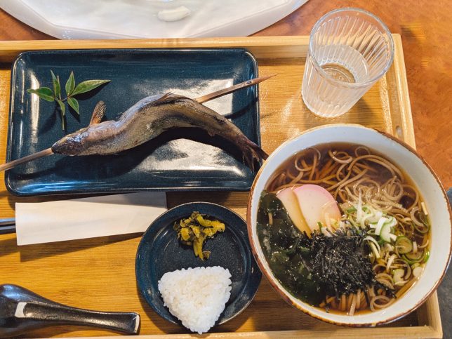 献上鮎の塩焼きセット（温蕎麦）　￥2,000